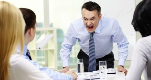 İşyeri müdürü işçiye hakaret manevi tazminat emsal Yargıtay kararı